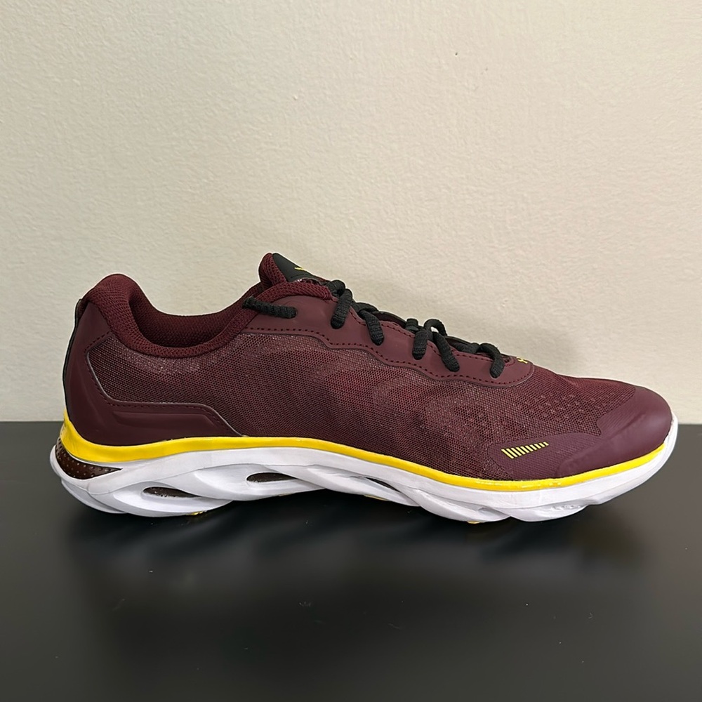 Brand new under armour maroon and gold men’s tennis shoes.